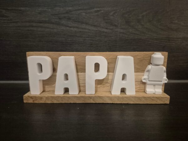 Schriftzug "PAPA" auf Holz