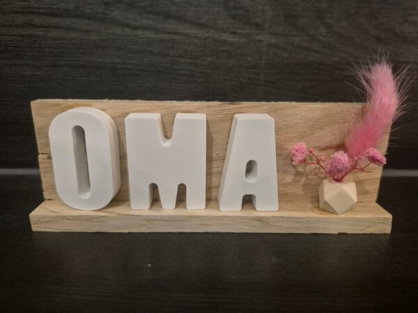 Schriftzug "OMA" auf Holz