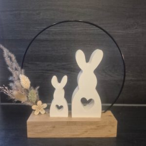 Osterhasen auf Holzring