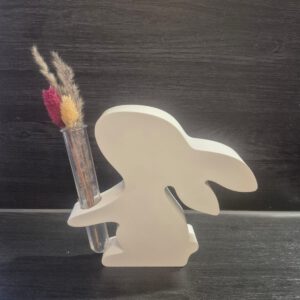 Osterhase mit Trockenblume