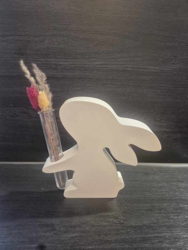 Osterhase mit Trockenblume