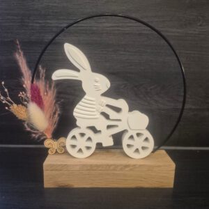 Fahrender Osterhase auf Holzring